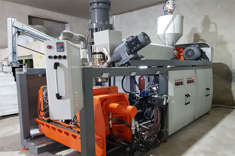 What is Plastic Blow Molding Machine?